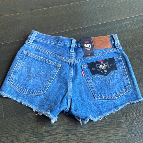 Levis 501- denim short- Mid rise - Picture 2 of 4